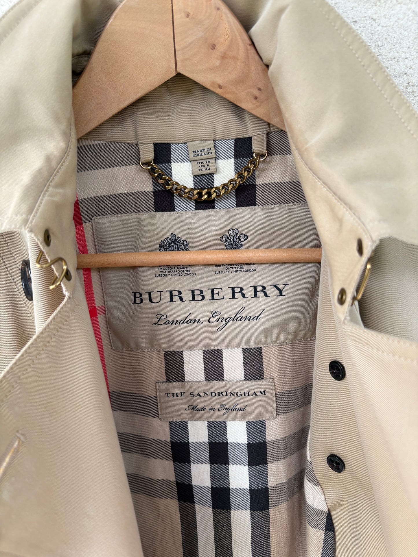 BURBERRYS. Gabardina beige doble botonadura