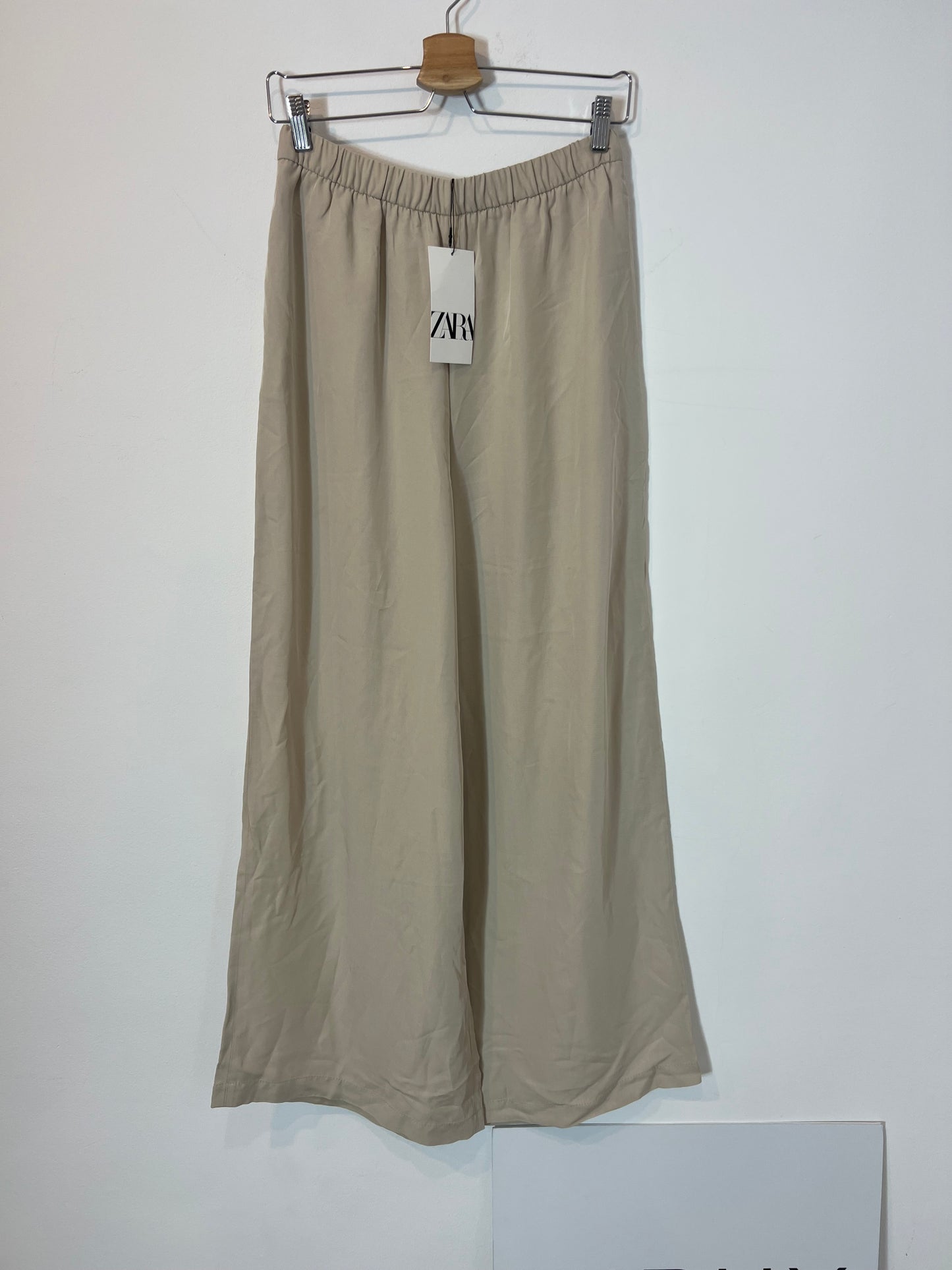 ZARA. Flowy beige wide-legged trousers. TS