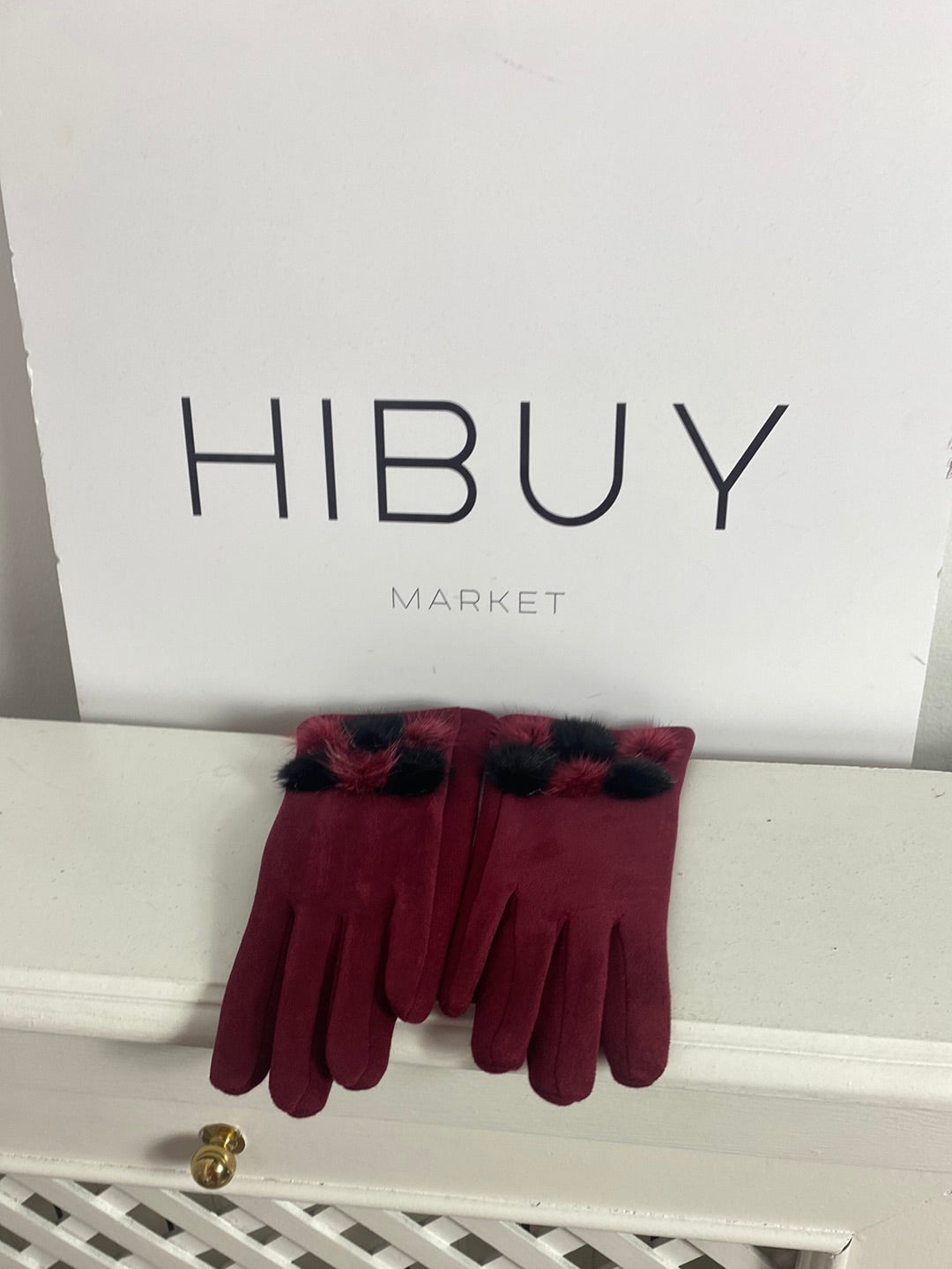 GLOKO. Burgundy fur gloves.