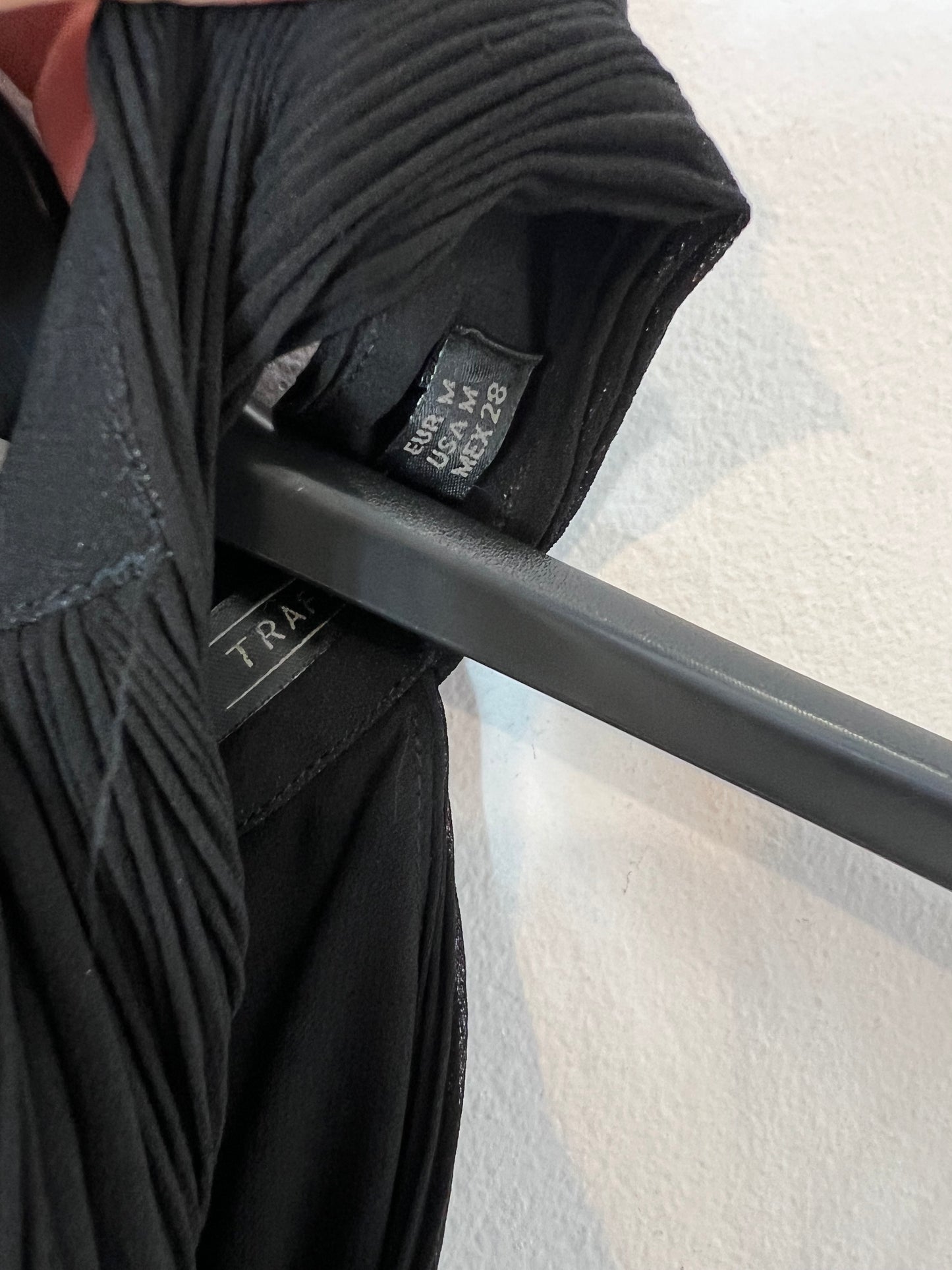 ZARA. Top negro plisado al cuello. T M