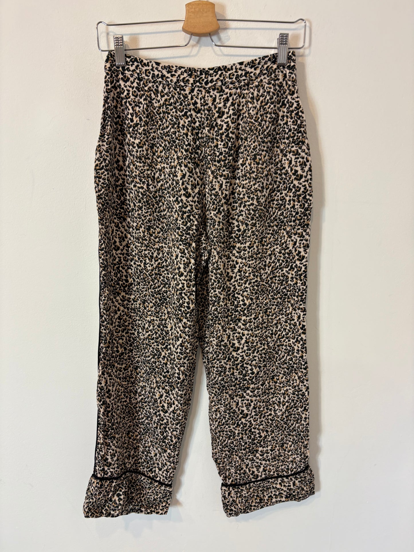 SCALPERS. Pantalón animal print fluido. T 36