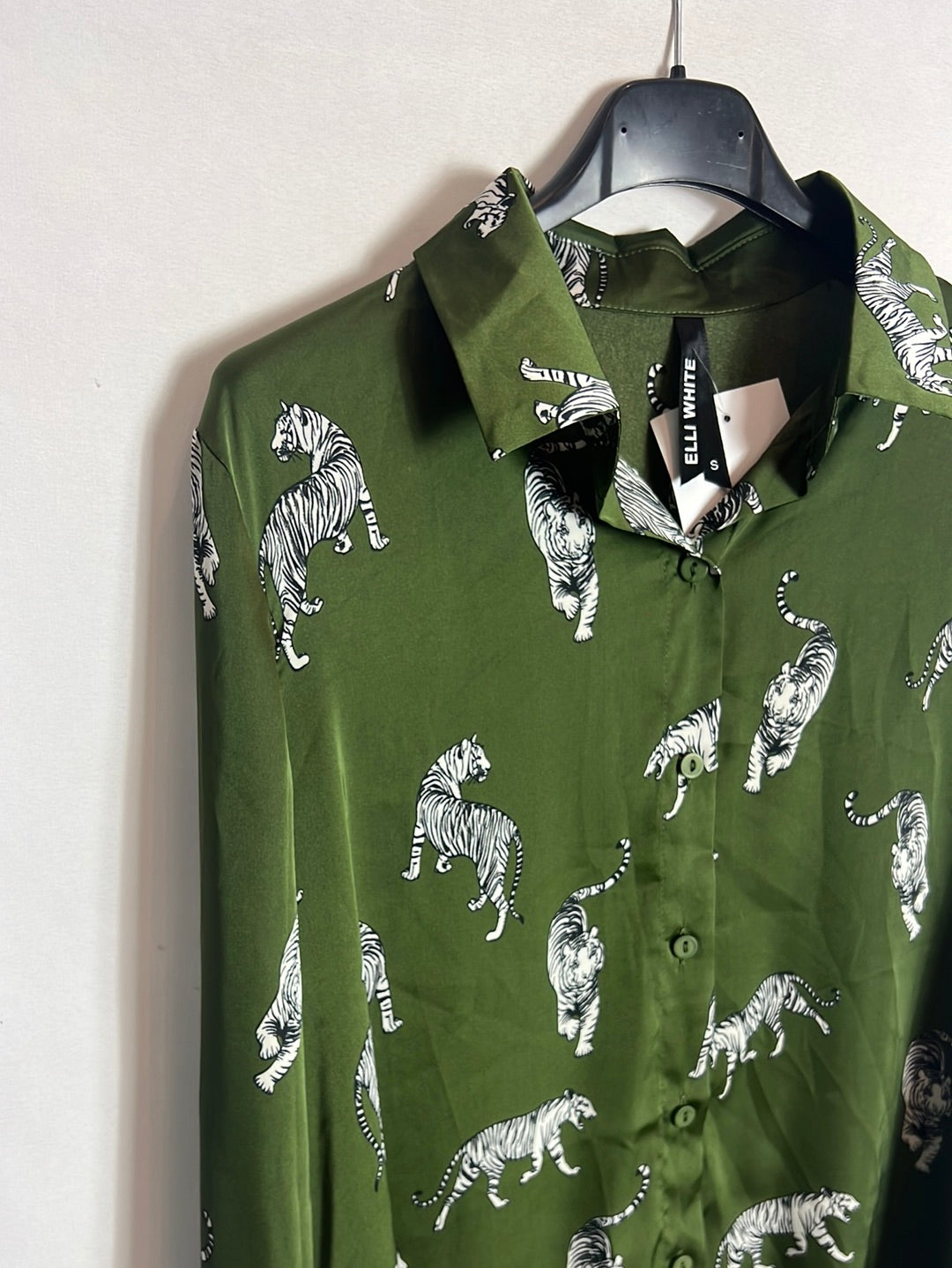 ELLI WHITE. Blusa verde satinada tigres. T S