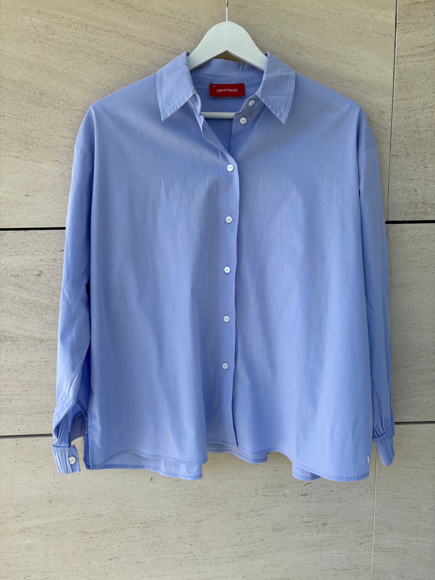 LION OF PORCHES. Camisa azul claro