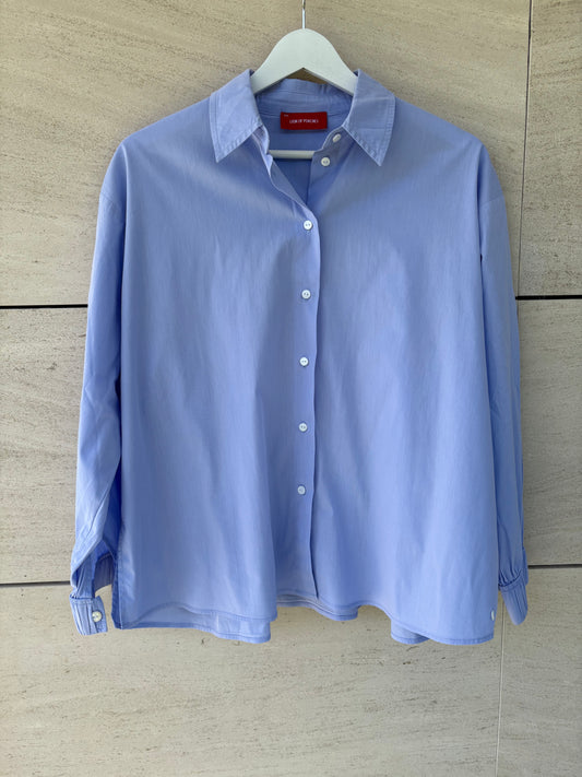 LION OF PORCHES. Camisa azul claro