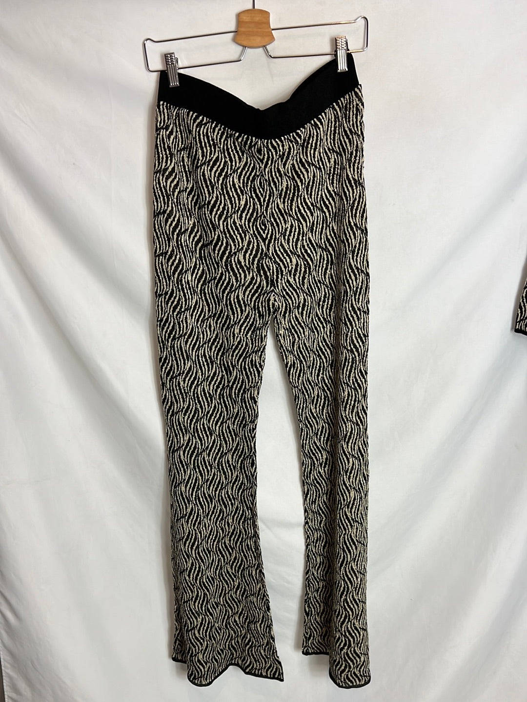 MANGO. Total look Chaqueta y pantalón fluidos hilos brillo. TXL