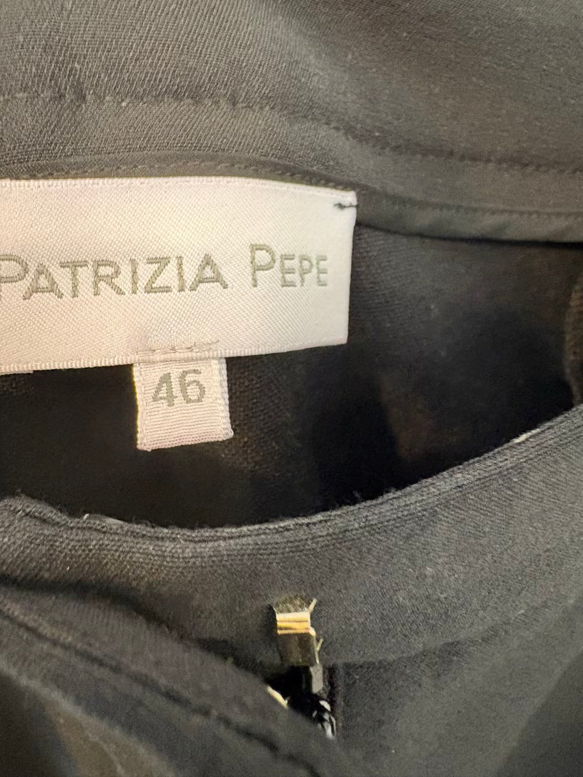 PATRIZIA PEPE. Traje de chaqueta negro botones dorados