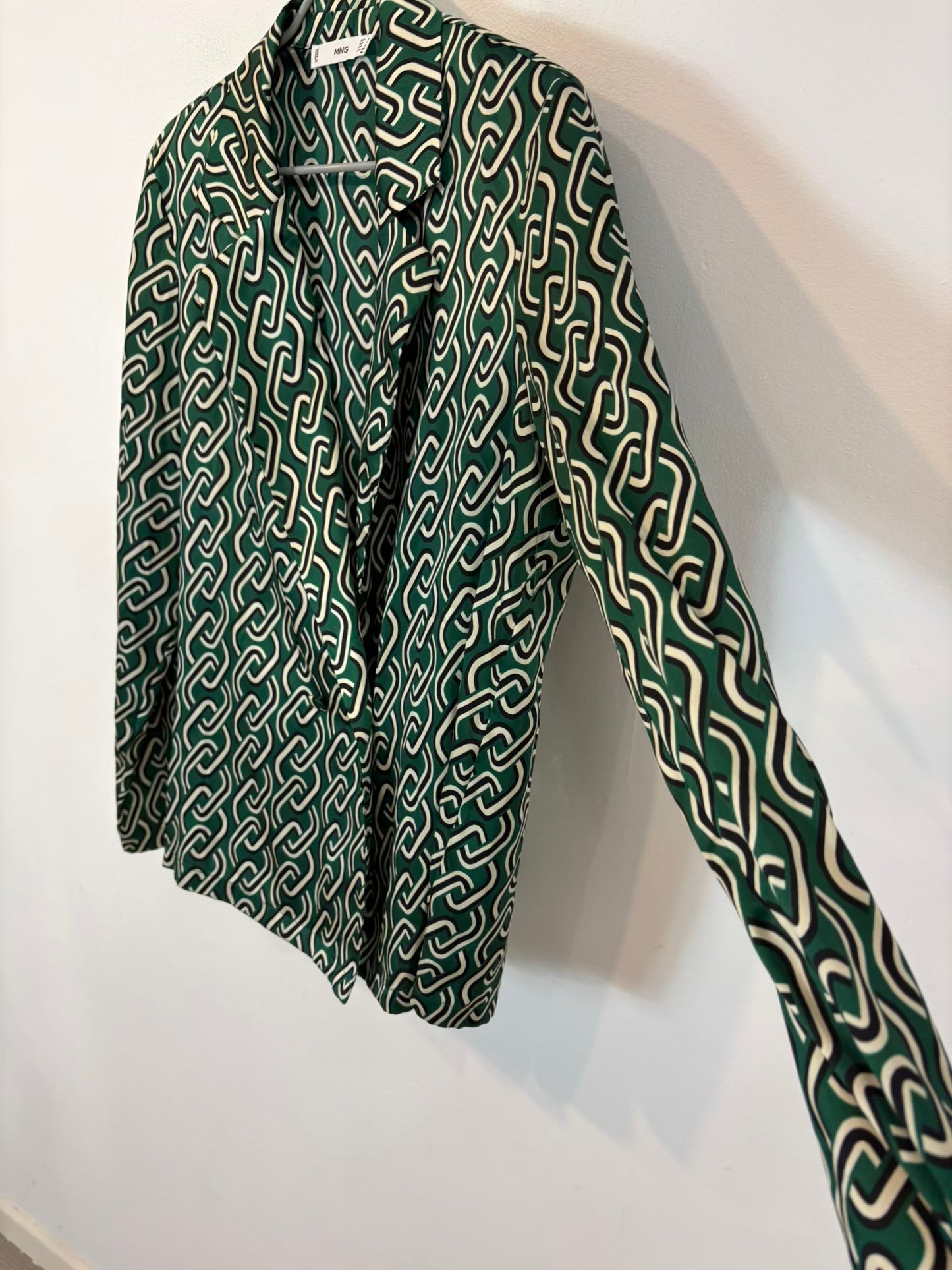 MANGO. Chaqueta fluida estamapdo retro