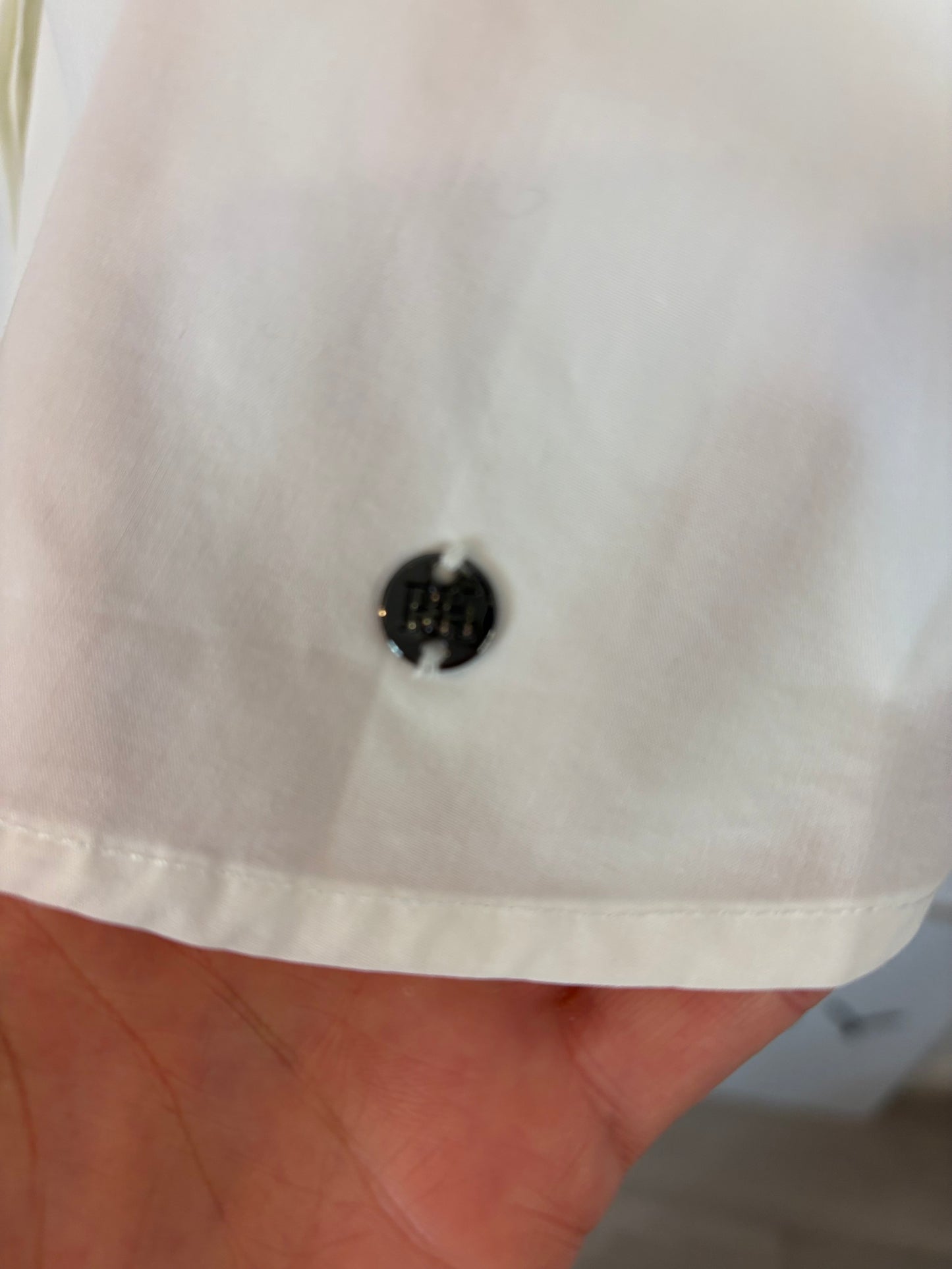 PEDRO DEL HIERRO. Blusa blanca detalle cuello