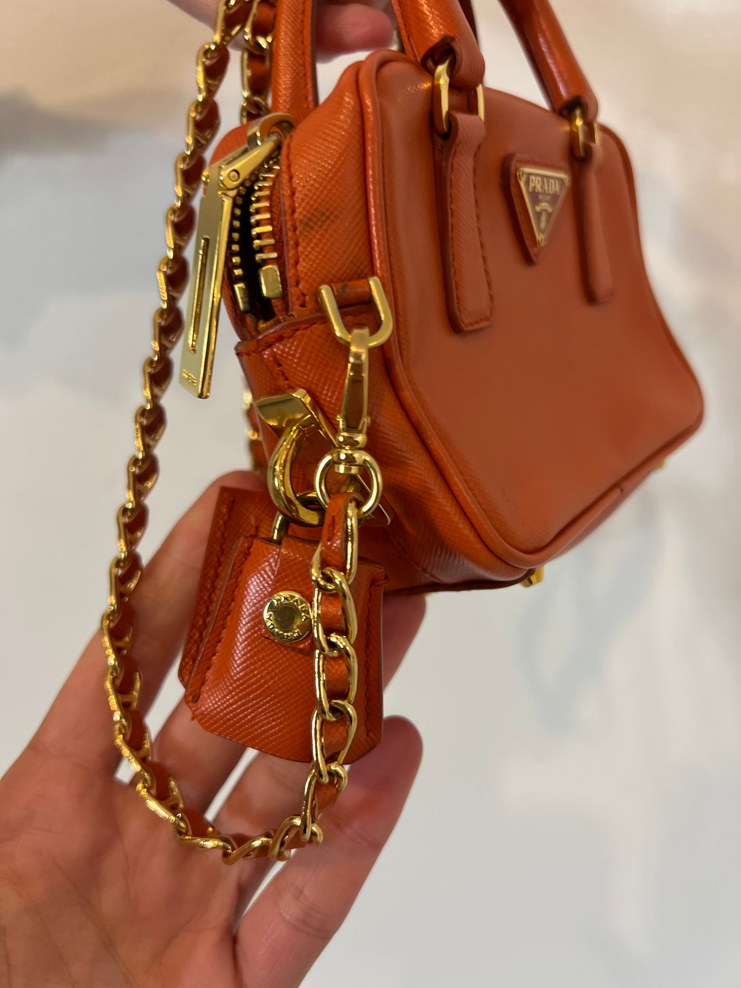 PRADA. Bolso mini Galleria naranja