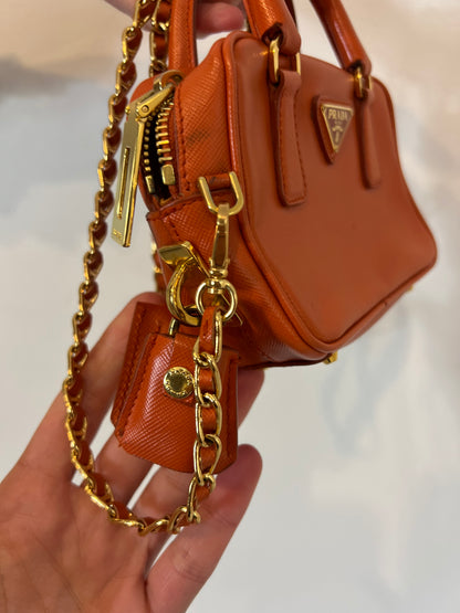 PRADA. Bolso mini Galleria naranja