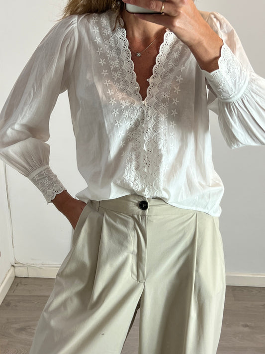 LA PETITE MENDIGOTE. Blusa blanca  troquelada T.s