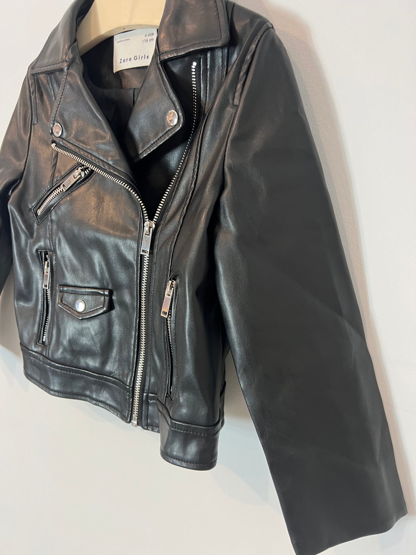 ZARA. Cazadora negra efecto piel. T 6 años