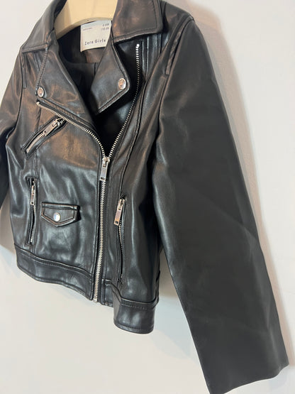 ZARA. Cazadora negra efecto piel. T 6 años