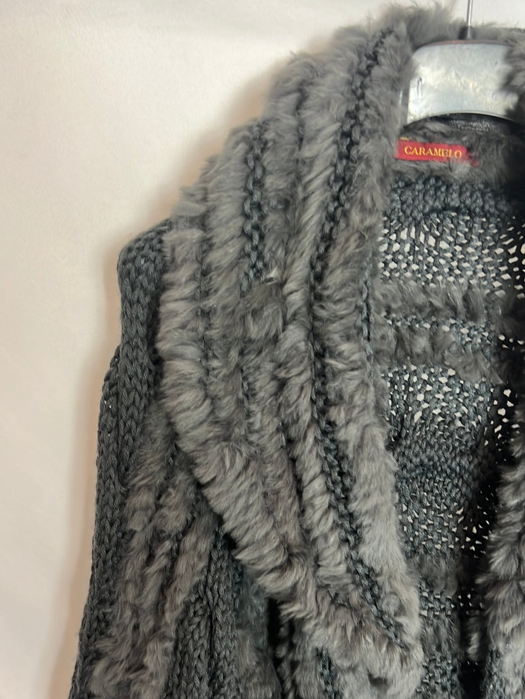 CARAMELO. Chaqueta punto y pelo gris. TS/M