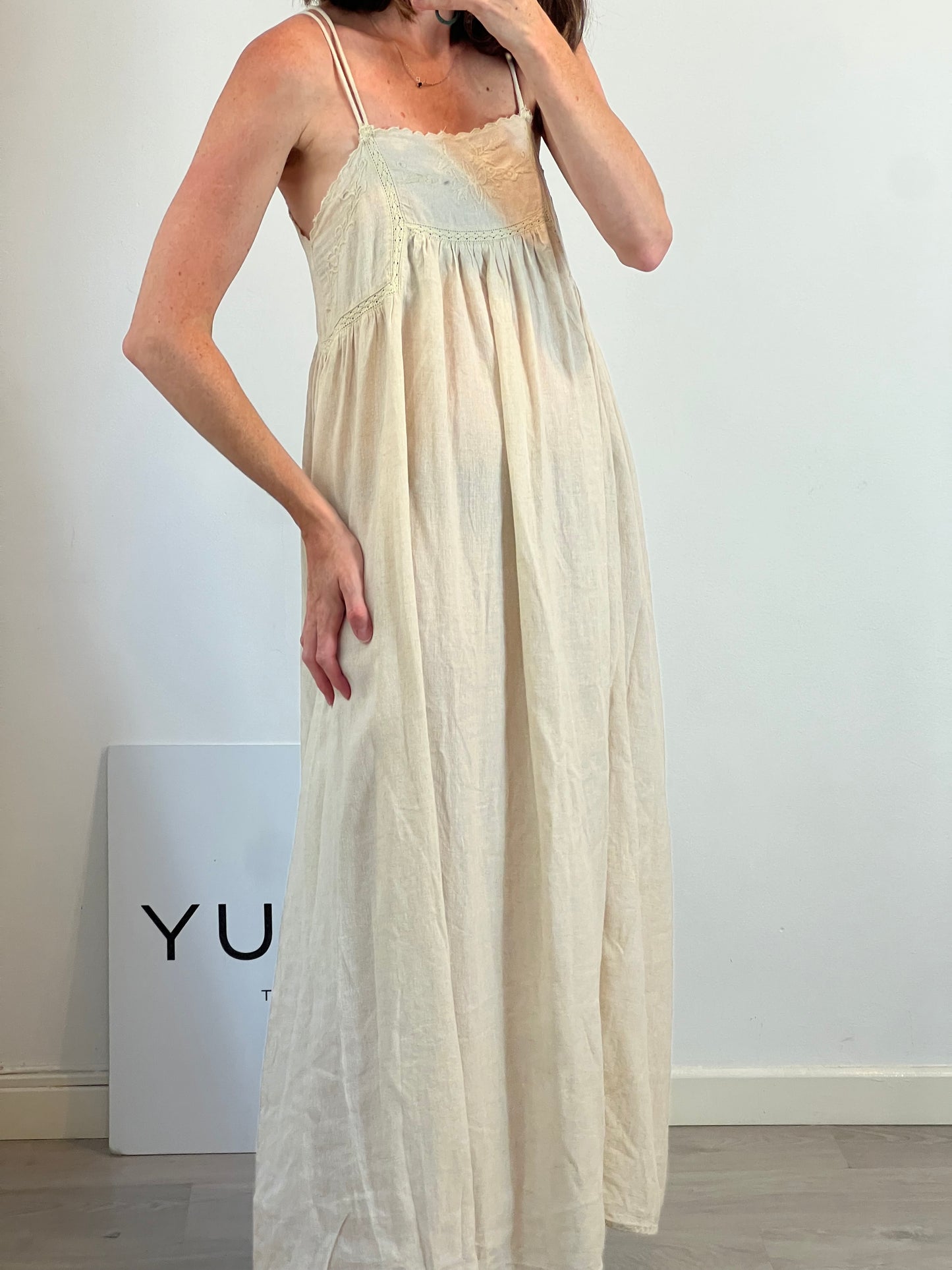 ZARA. Vestido beige bordado con lino  T.xs