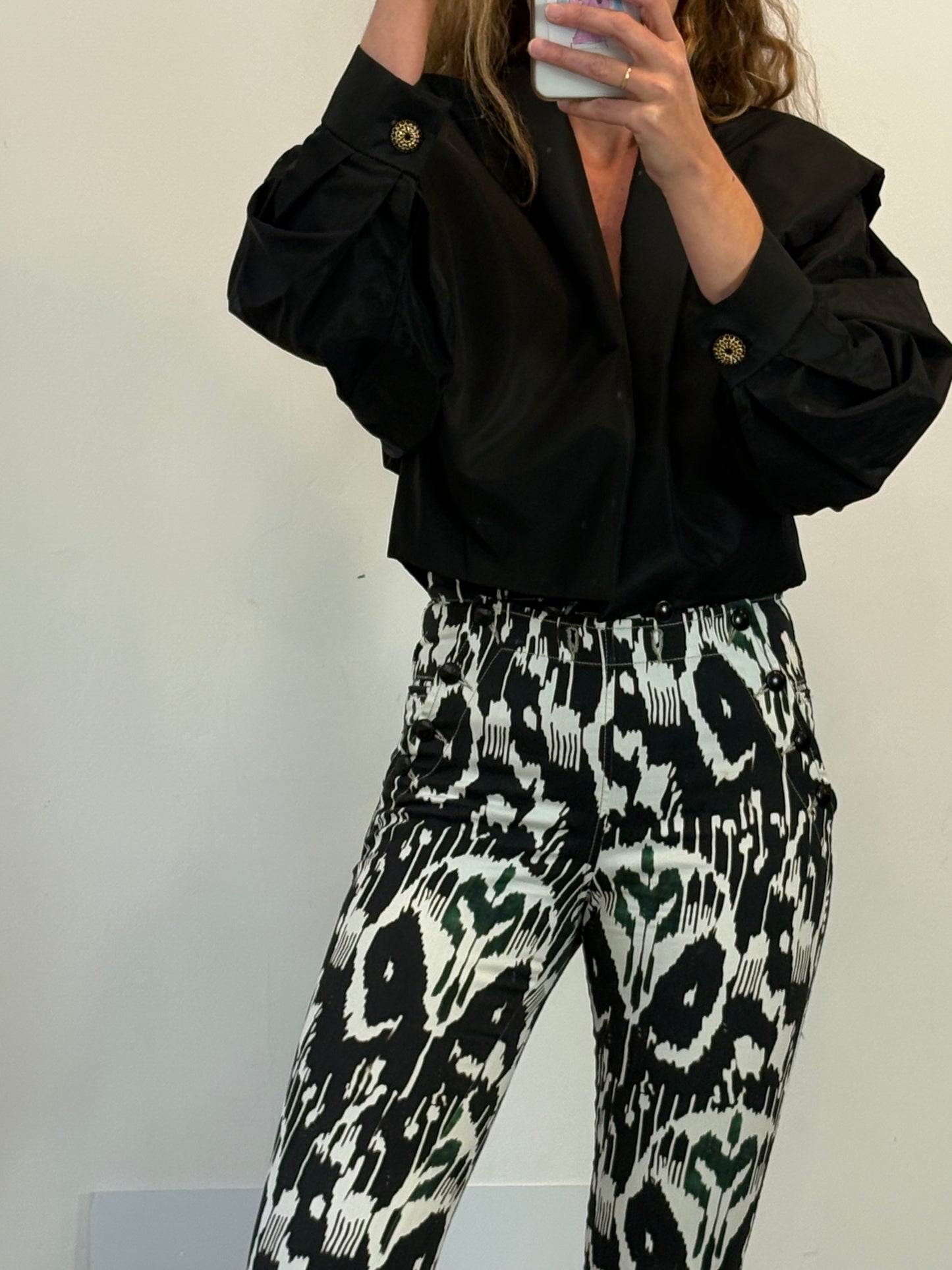 CARMEN MARCH. Chaqueta negra volumen