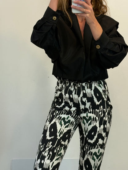 CARMEN MARCH. Chaqueta negra volumen