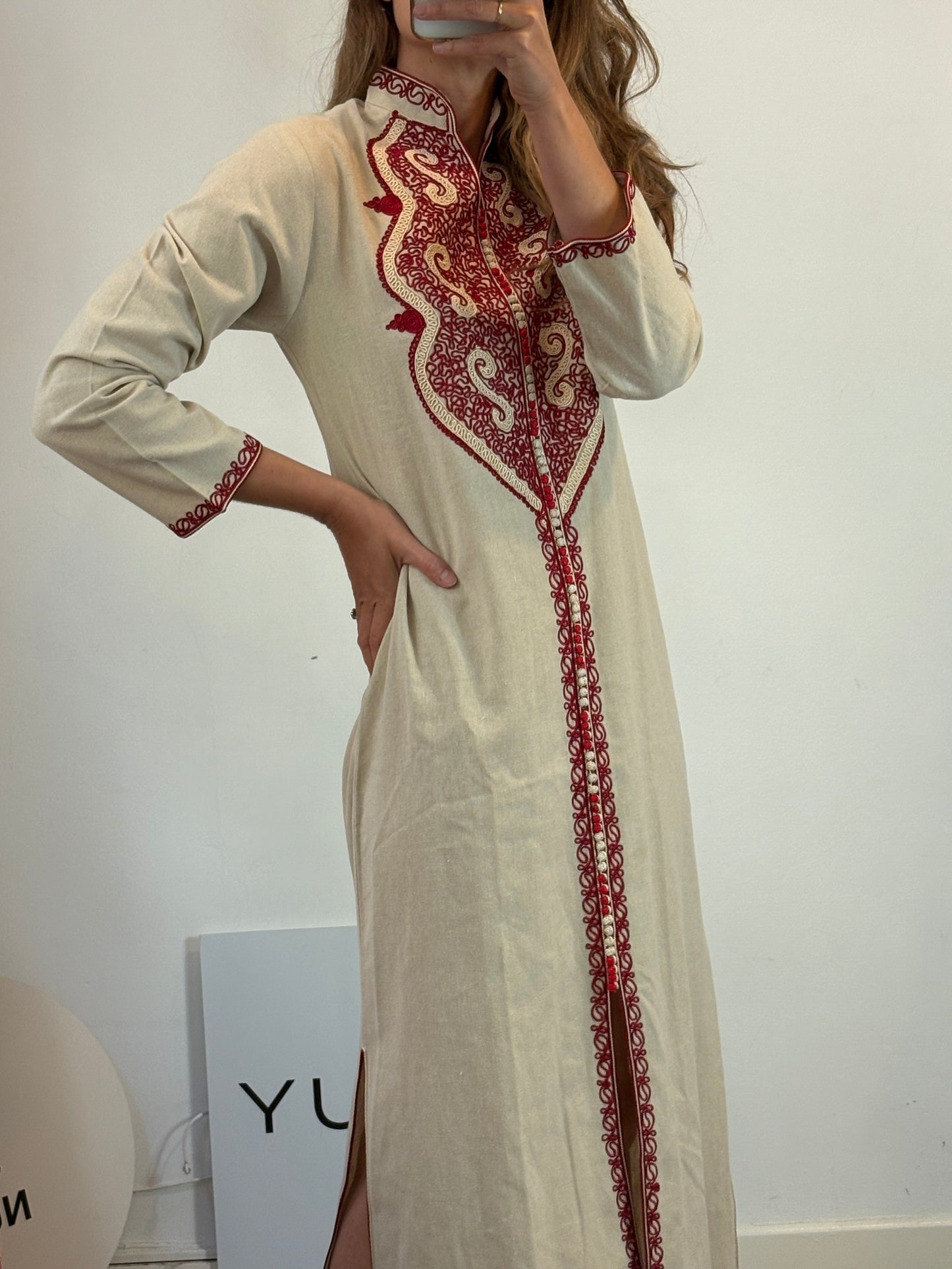 Vestido caftán beige detalles