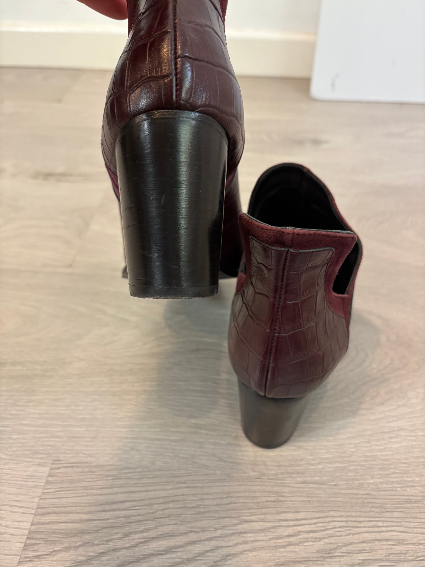 MICUIR. Botines burdeos piel troquelada. T40