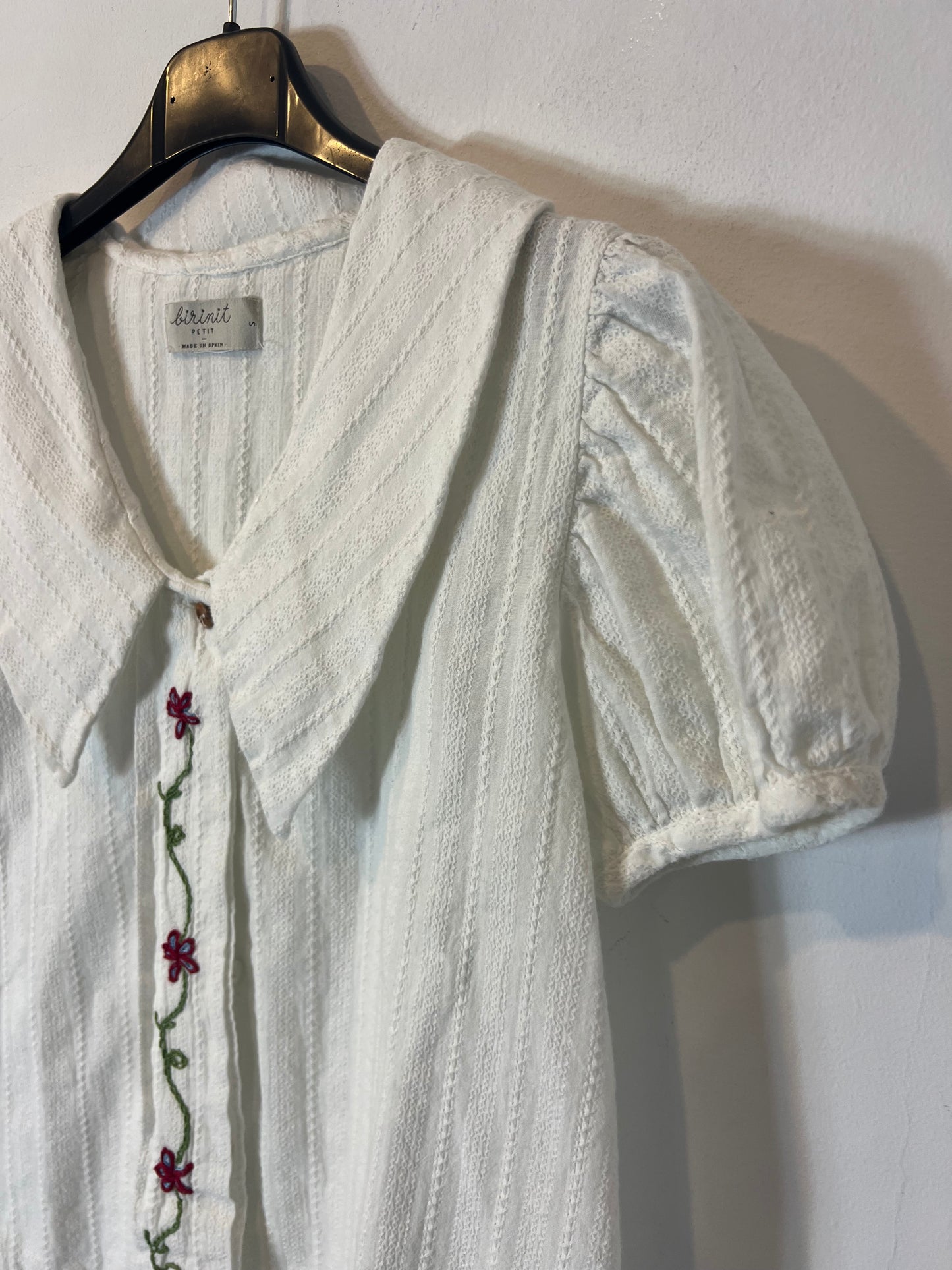 BIRINIT. Blusa blanca bordados. T S