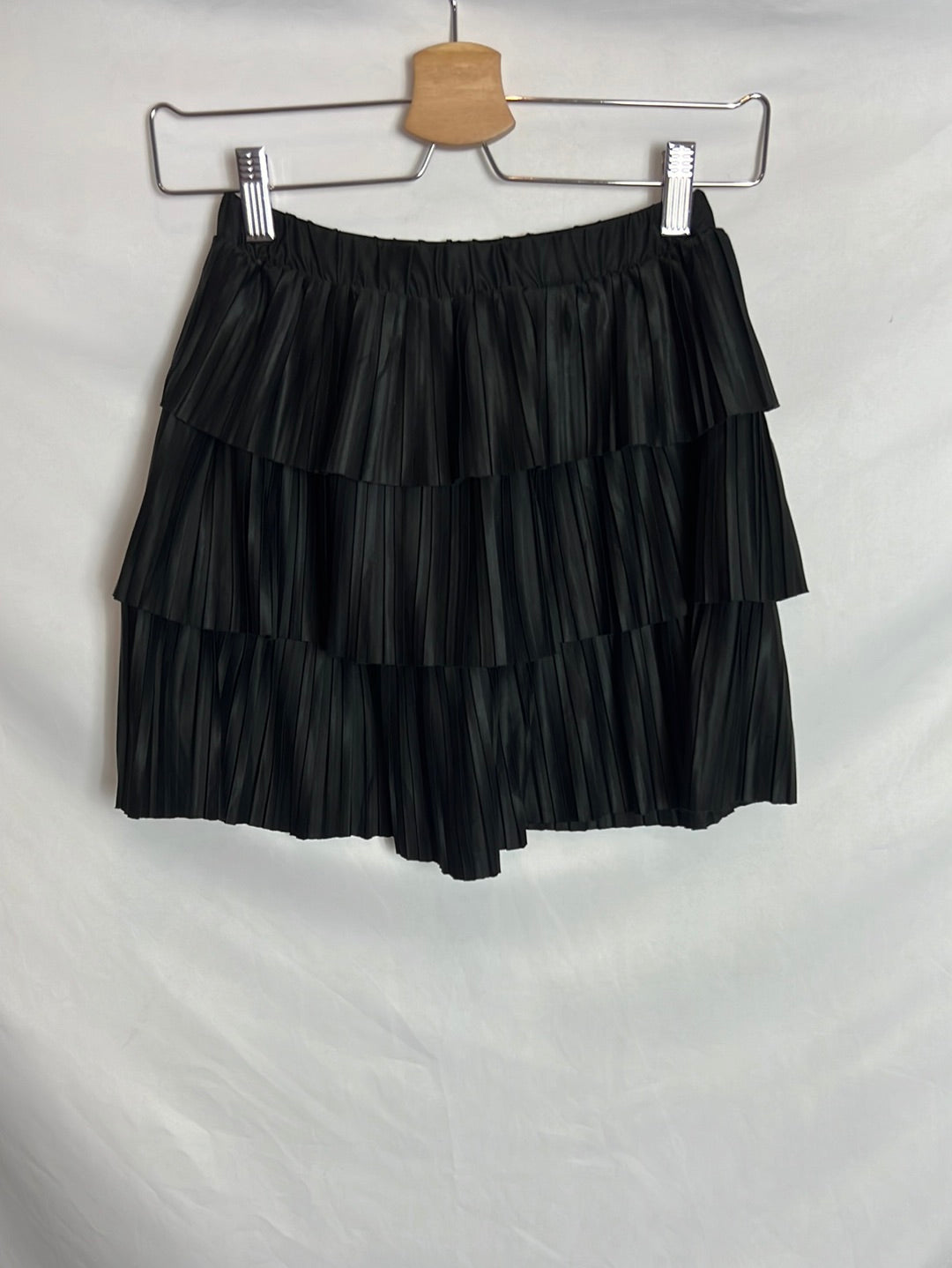 ZARA. Falda corta negra plisada. TS