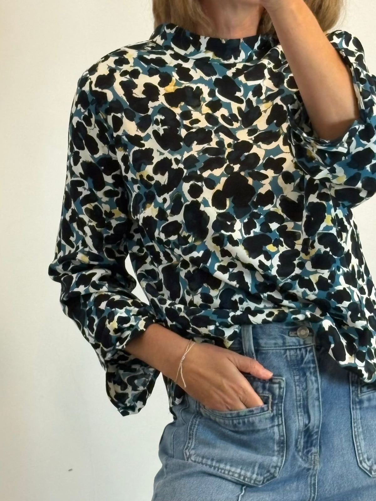 ZARA. Blusa estampada detalle cuello