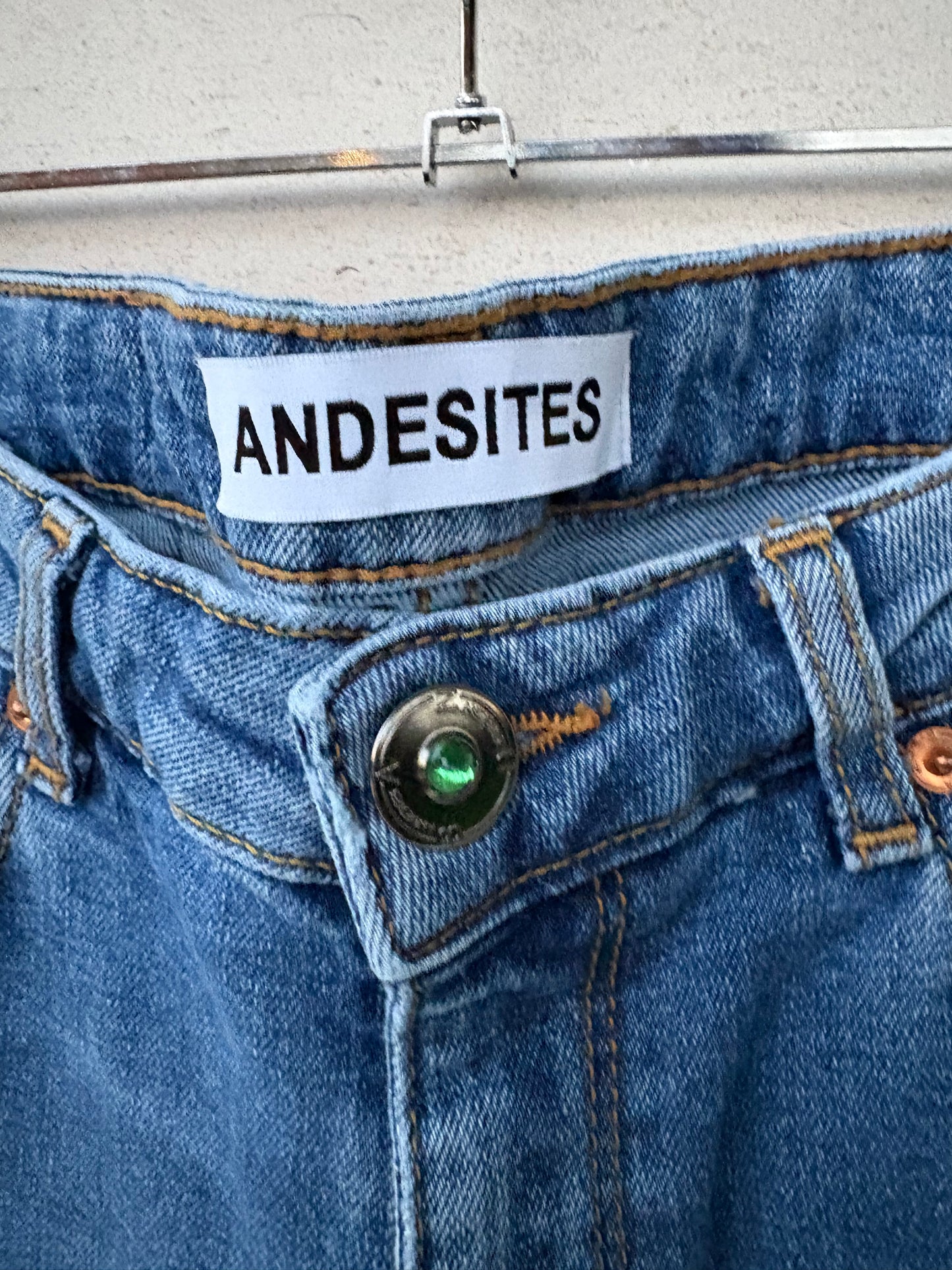 ANDESITES. Denim ligeramente acampando