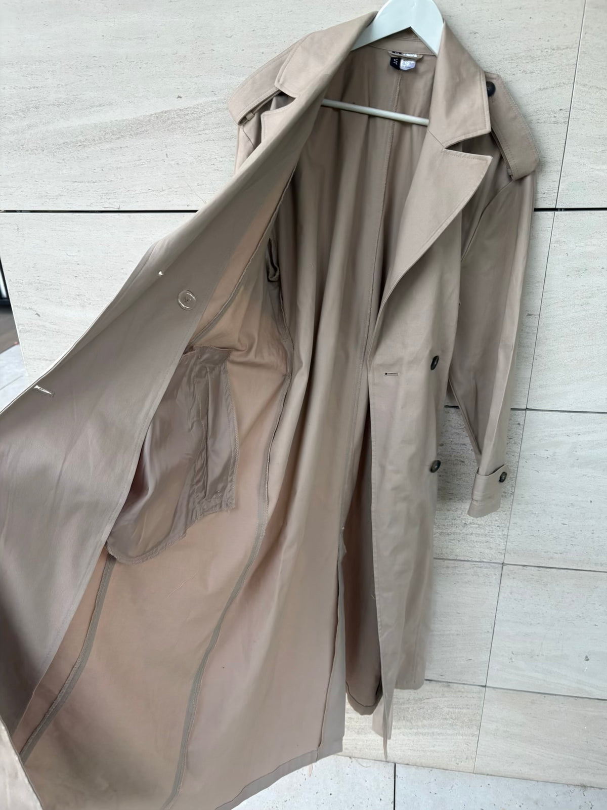H&M. Gabardina larga beige
