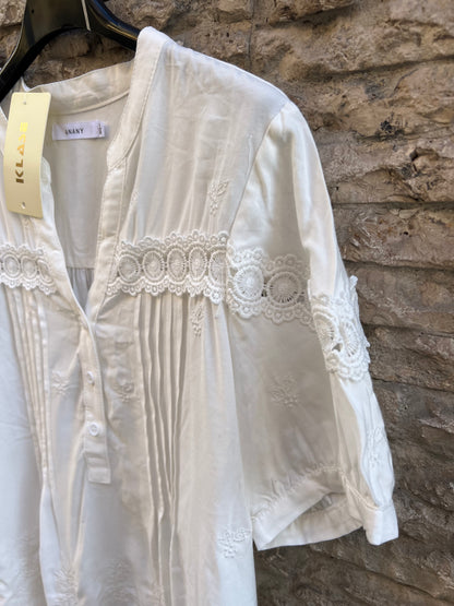 ANANY. Blusa blanca bordados. T S/M