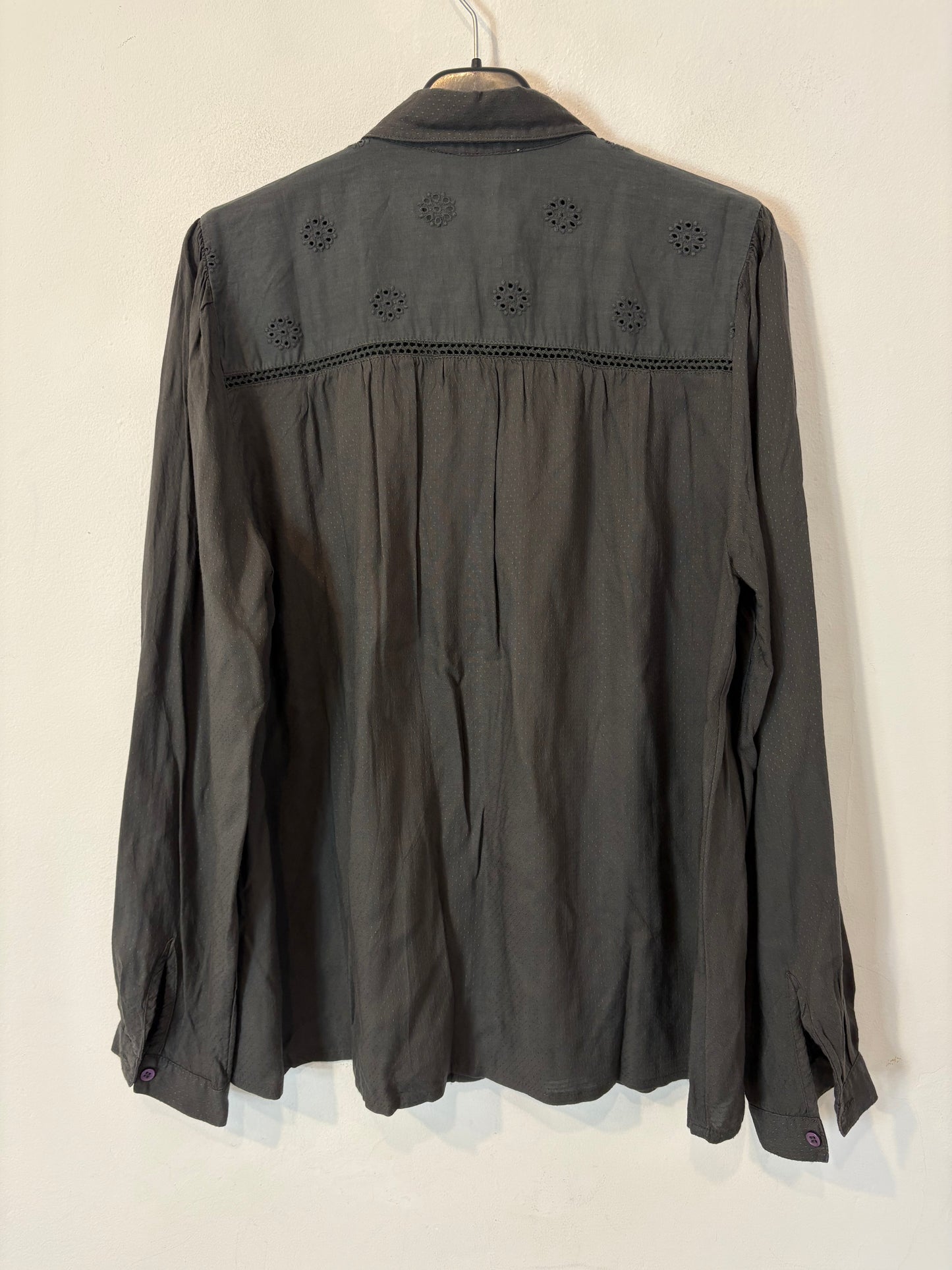 INDI & COLD. Blusa gris borados