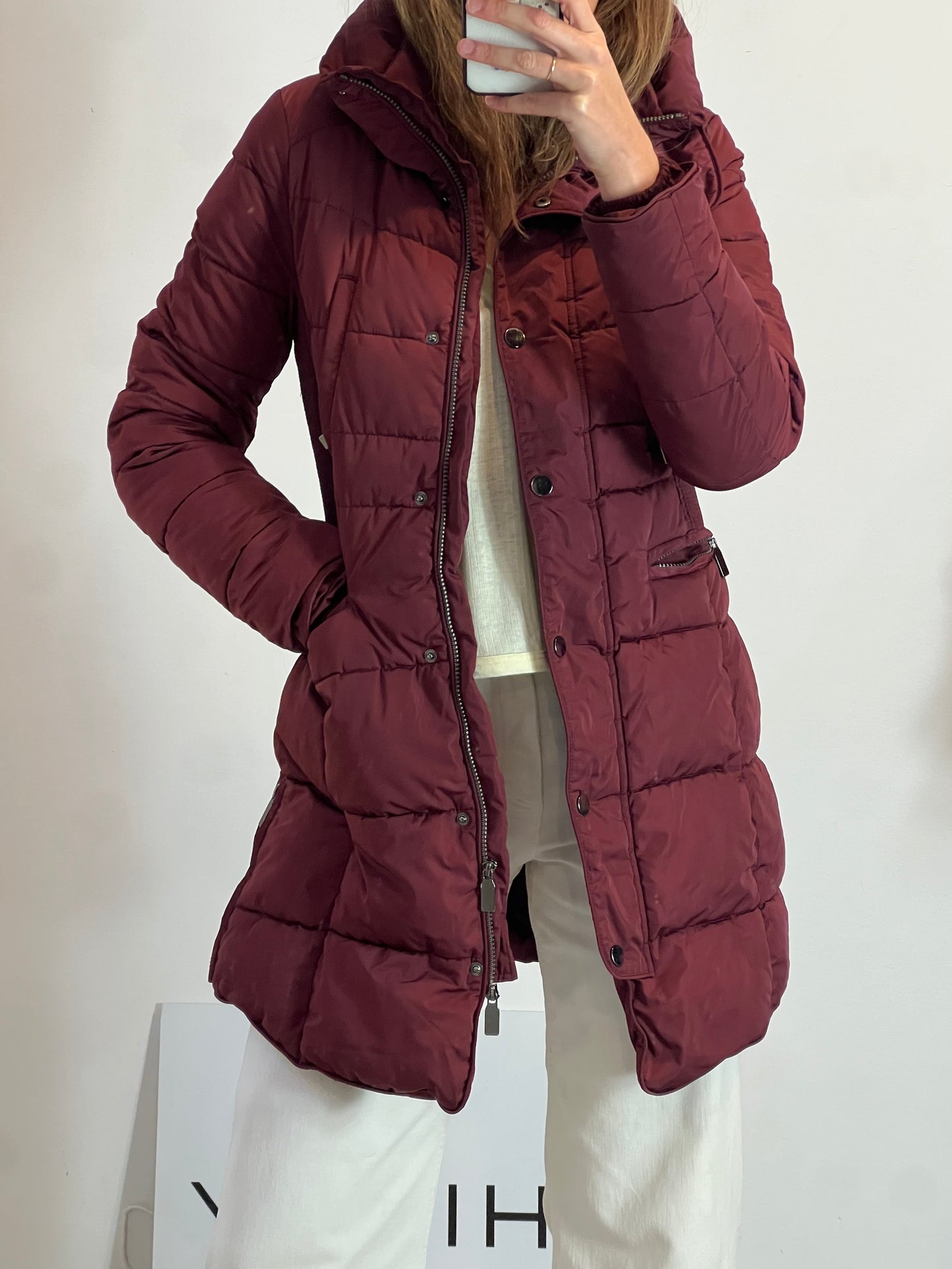 MD WOMAN. Burgundy feathers. TM