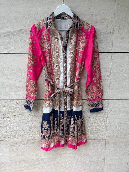 Vestido corto estampado tablas