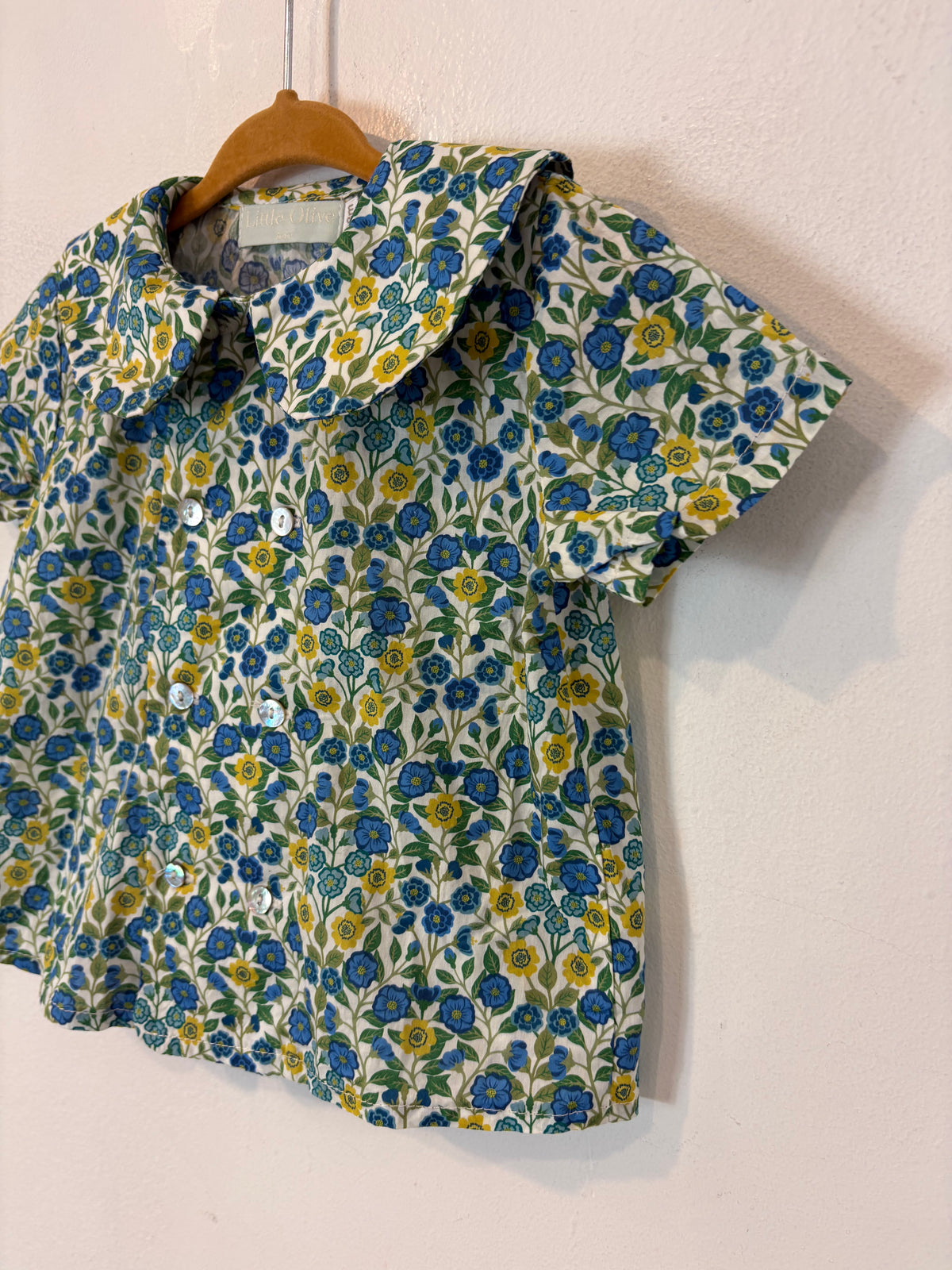 LITTEL OLIVER. Blusa flores doble botonadura. T 18 meses