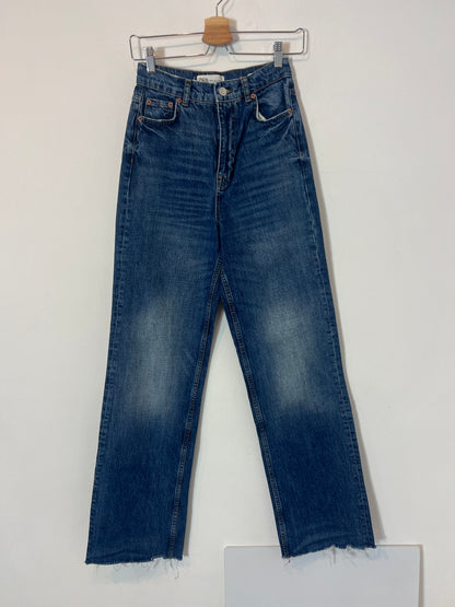 ZARA. Denim recto lavado medio desflecado. T 34