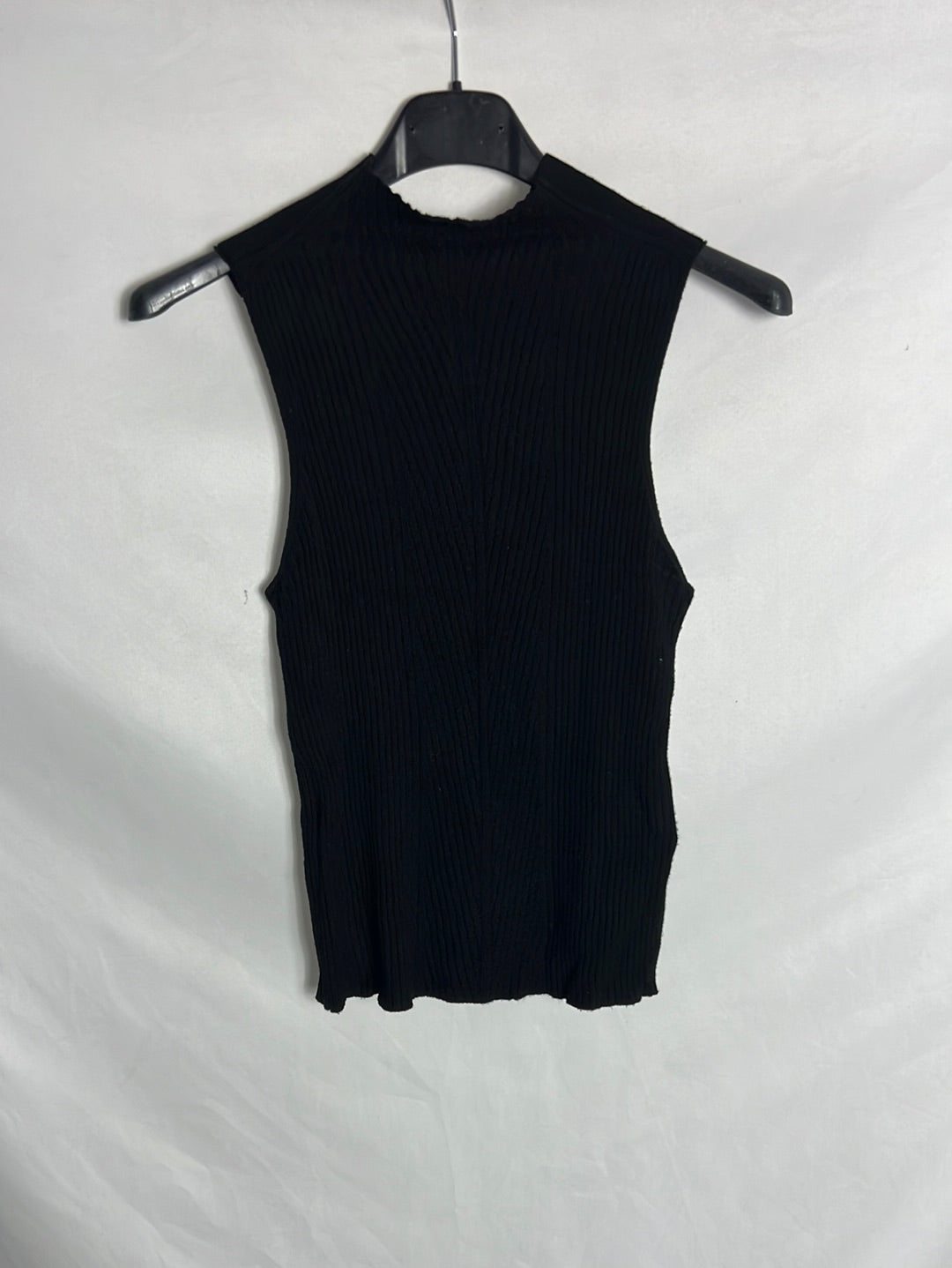 ZARA. Top canalé negro. TS