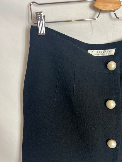 PHILOSOPHY. Falda corta negra perlas. T 42