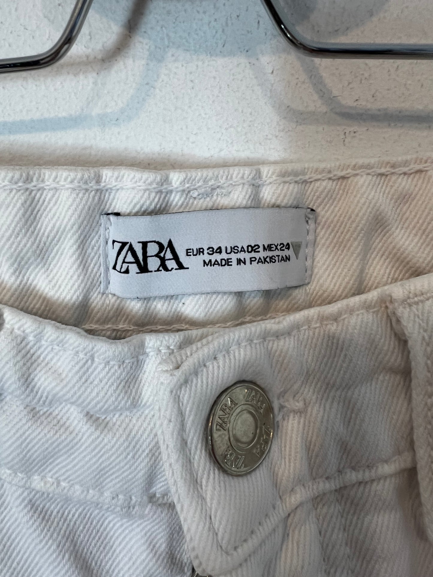 ZARA. Denim blanco abotonado. T 34