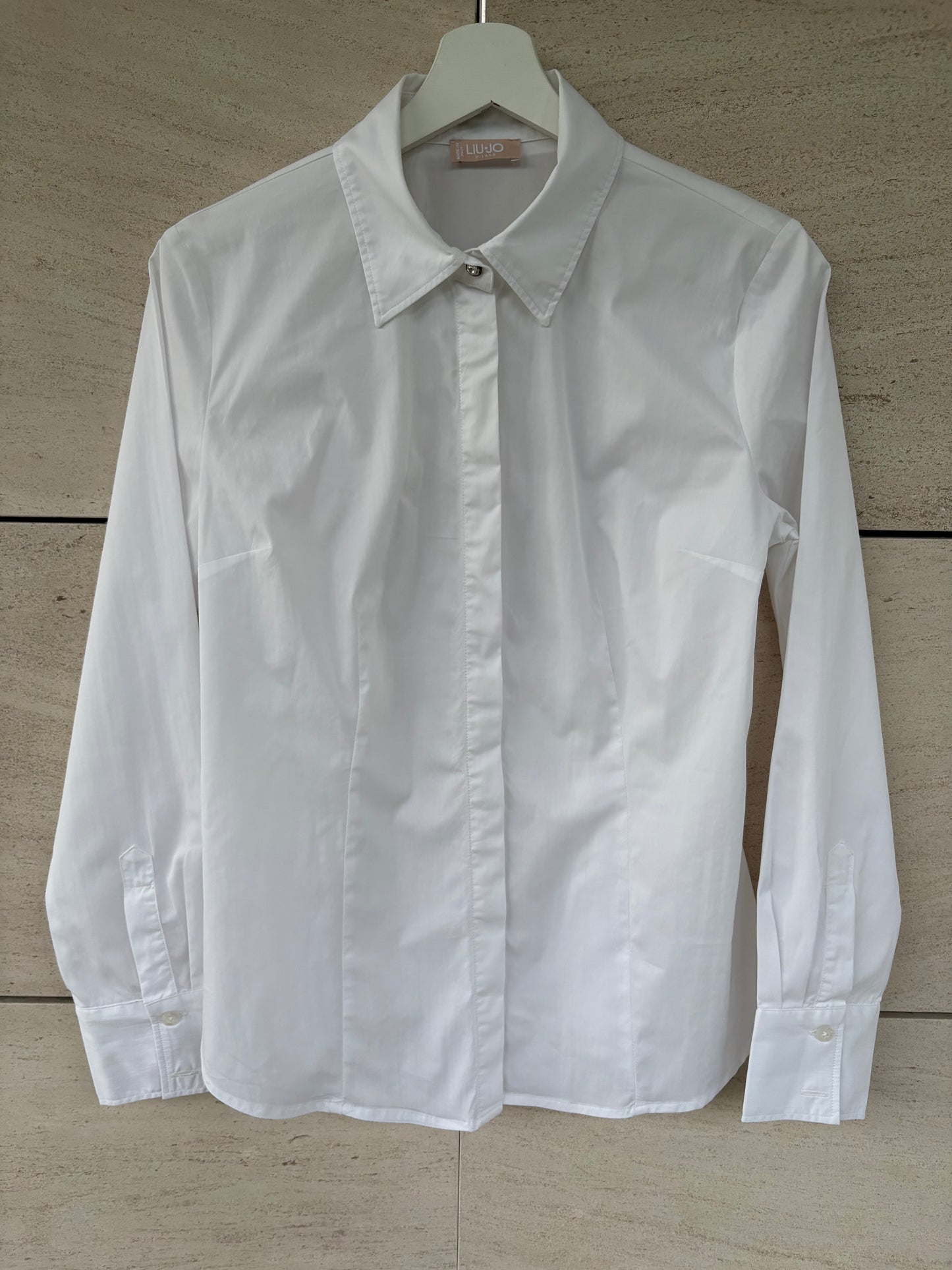 LIUJO. Camisa blanca botón joya
