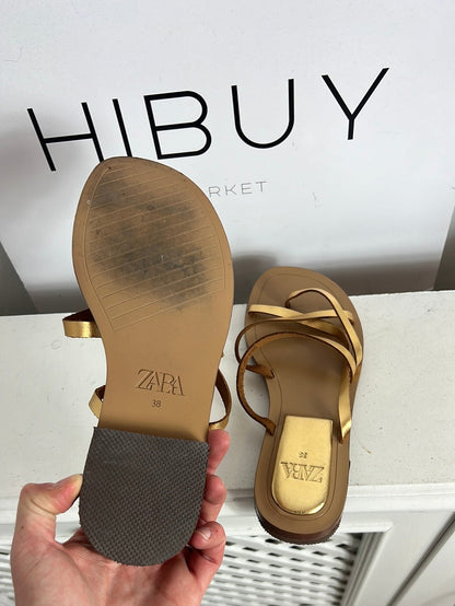ZARA. Sandalia tiras doradas. T 38