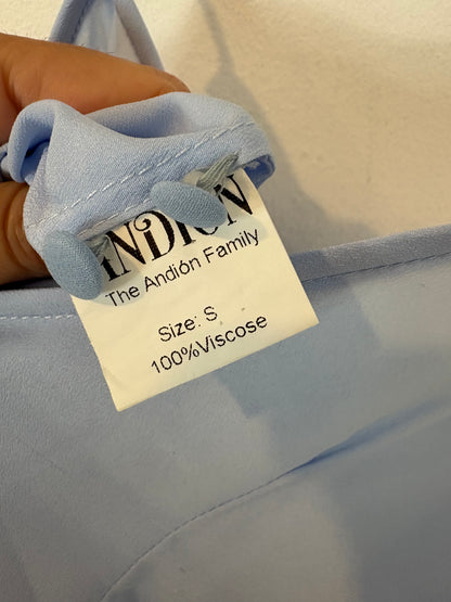 ANDION. Vestido azul claro gasa