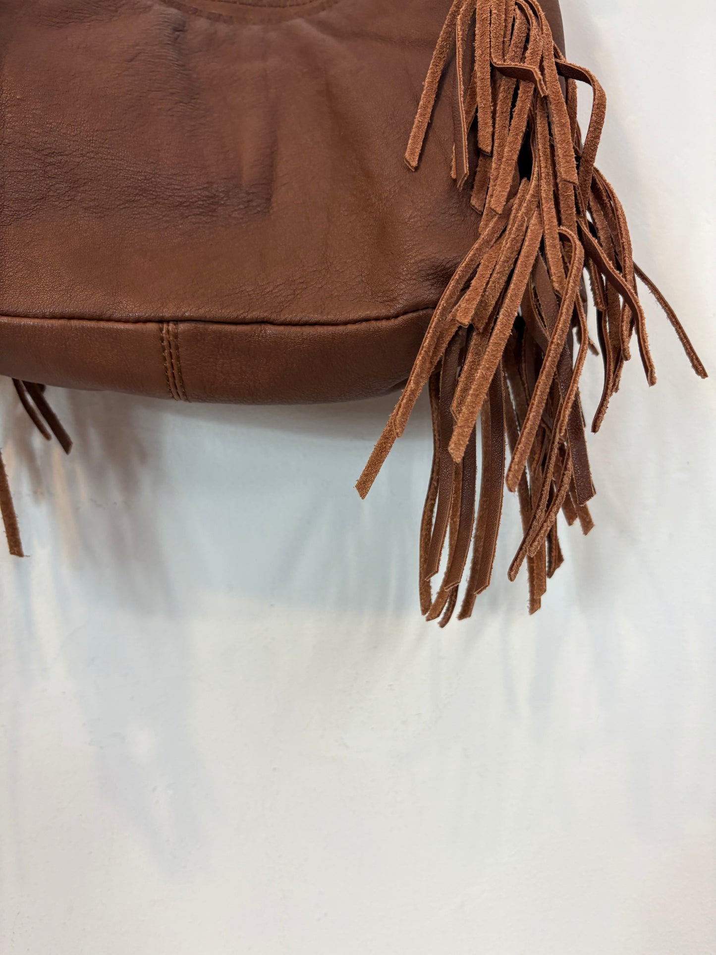 MICUIR. Bolso bandolera  flecos piel