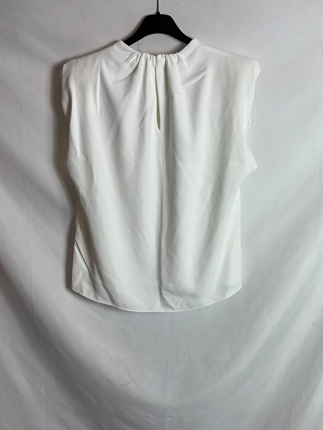 ZARA. Blusa blanca sin mangas hombreras. T S
