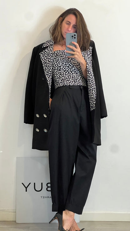 CARMEN MARCH. Chaqueta larga negra detalle botones