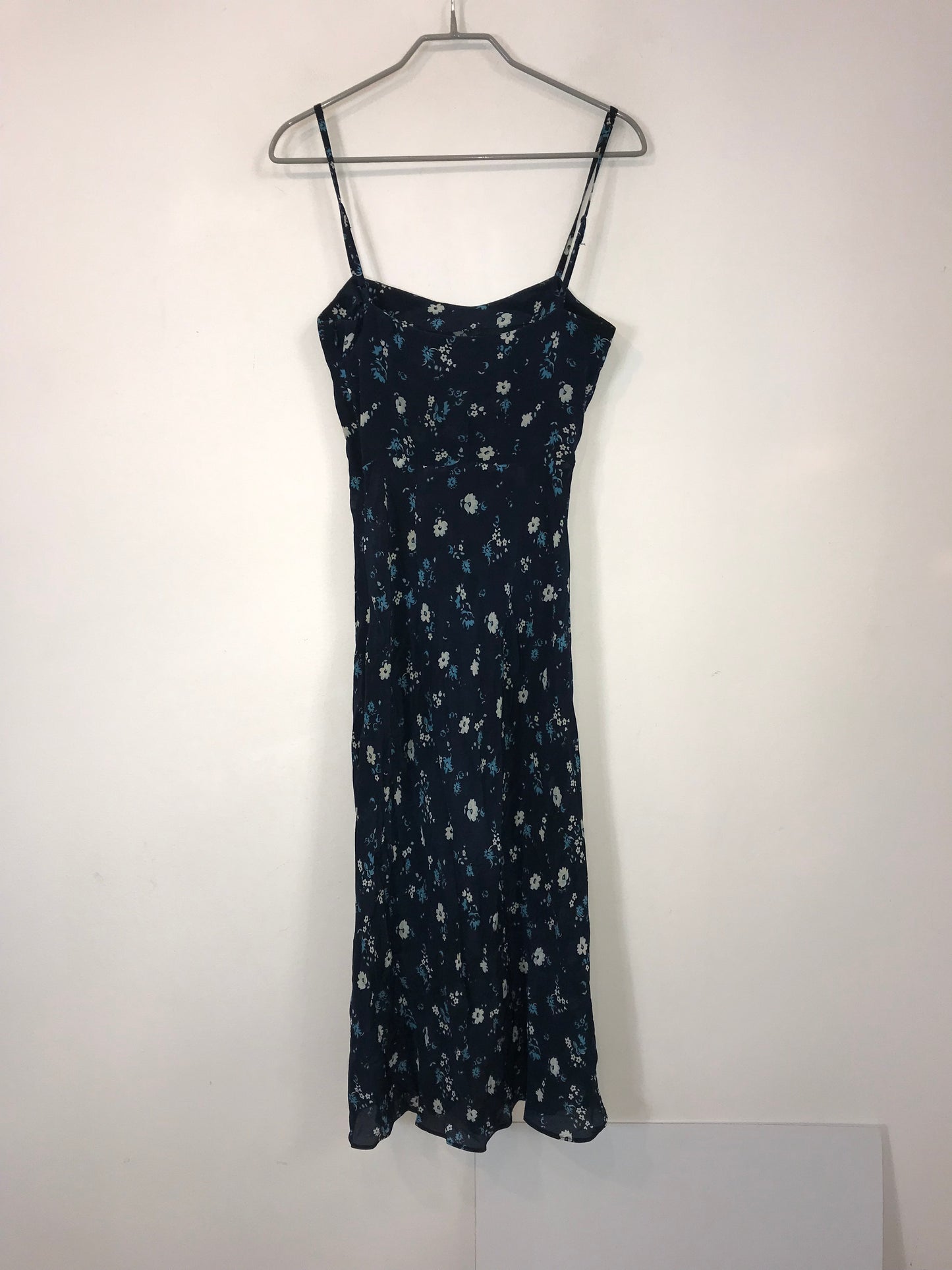RÉALISATION. Vestido midi seda azul flores