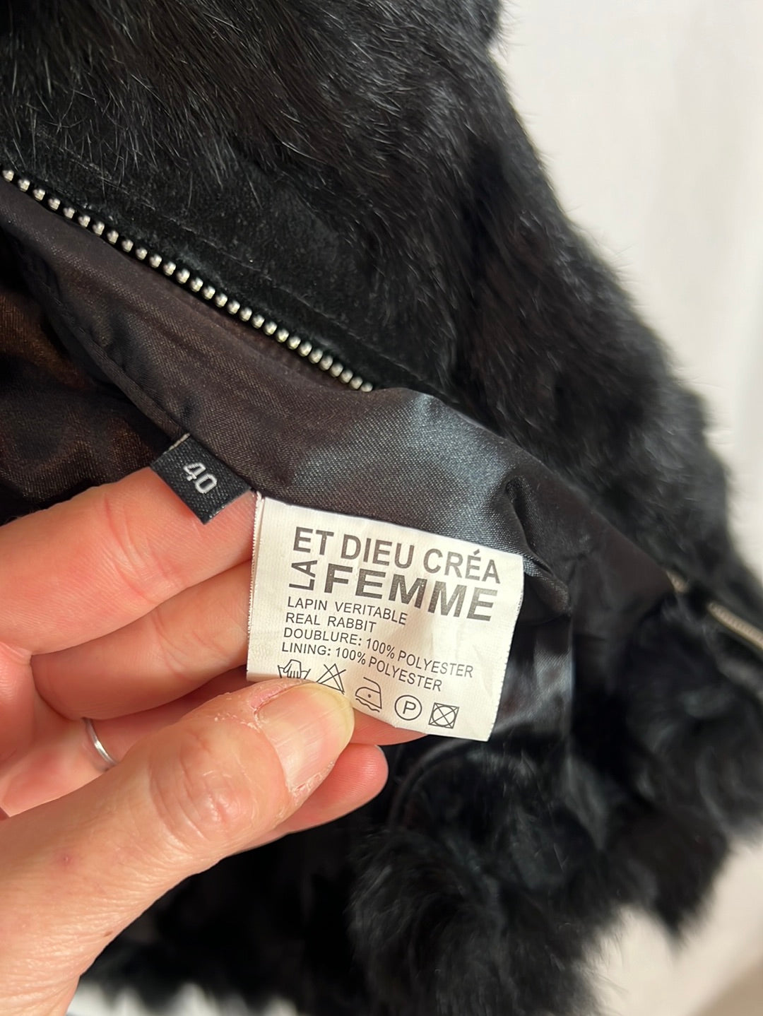 ET DIEU CRÉA LA FEMME. Chaqueta negra pelo natural. T 40