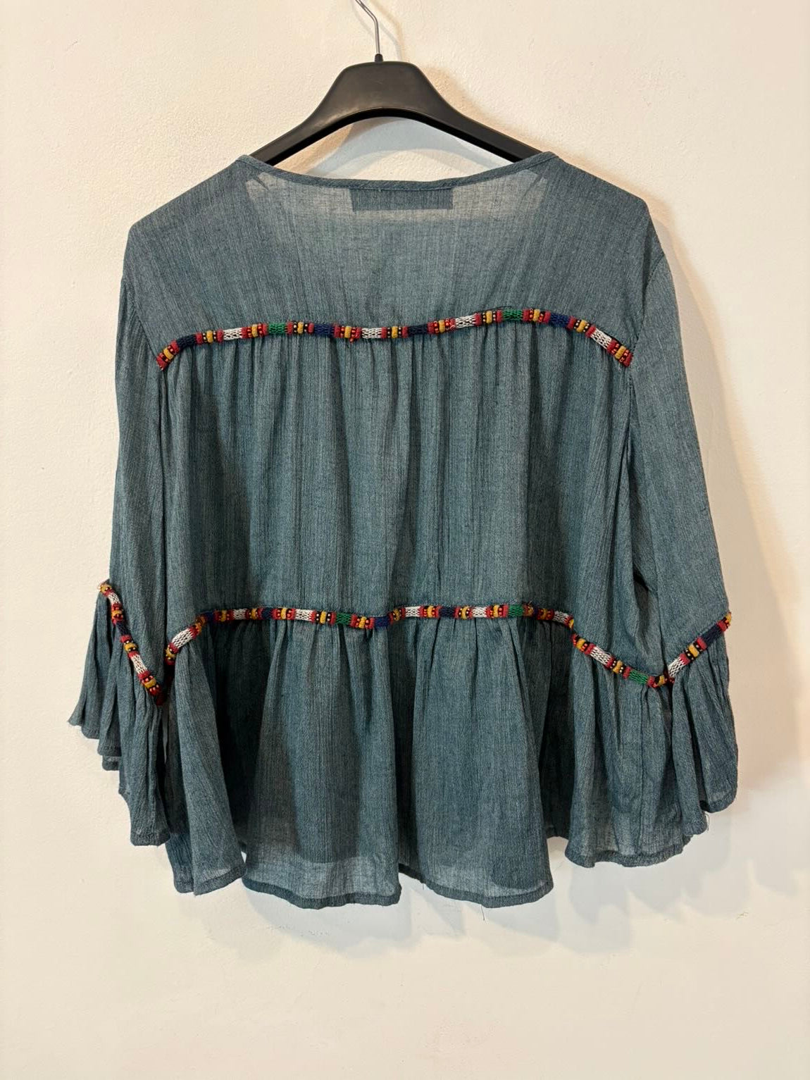 ZARA. Chaqueta azul ligera detalles