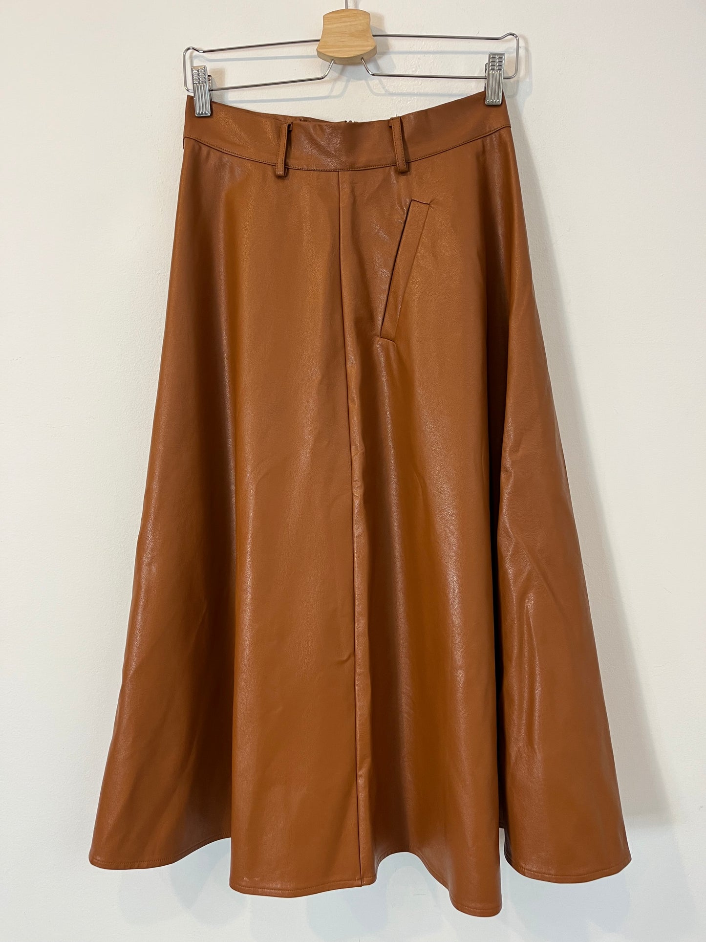 ELLI WHITE. Falda midi efecto piel camel  T.s