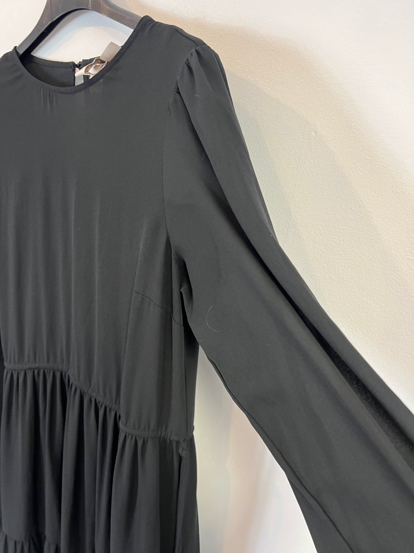 H&M. Vestido midi negro fluido. T 38