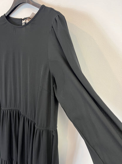 H&M. Vestido midi negro fluido. T 38