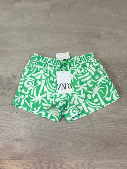 ZARA. Traje de baño niño estampado verde y blanco.  T 6-7 años